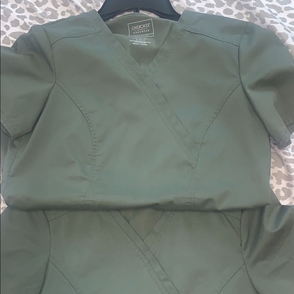 Xsmall/small olive green scrubs. Gently used - Picture 6 of 13